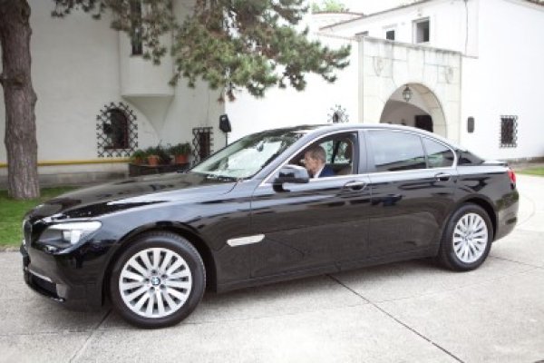 Limuzina Regelui Mihai, scoasă la licitaţie în Mamaia. Mazăre va vorbi despre întreţinerea unei maşini de elită